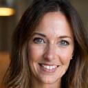 Porträt von Lea Fischer, Innenarchitektin & Designspezialistin, freundlich lächelnd.